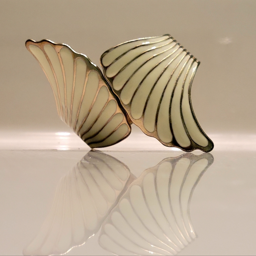 Unique, beautiful white angel wing/sea shell bracelet